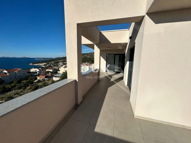 PRIMOŠTEN, DOLAC – Penthouse s fenomenalnim pogledom na more!