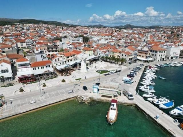 DALMACIJA, VODICE - Ekskluzivna nekretnina na rivi, kuća s restoranom u 1. redu do mora