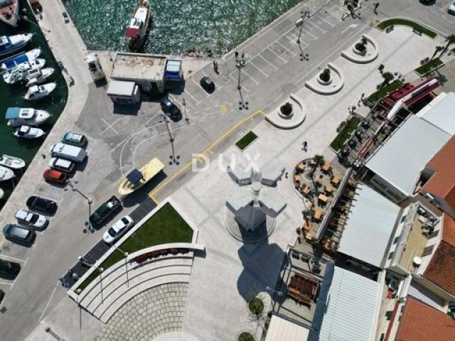 DALMACIJA, VODICE - Ekskluzivna nekretnina na rivi, kuća s restoranom u 1. redu do mora
