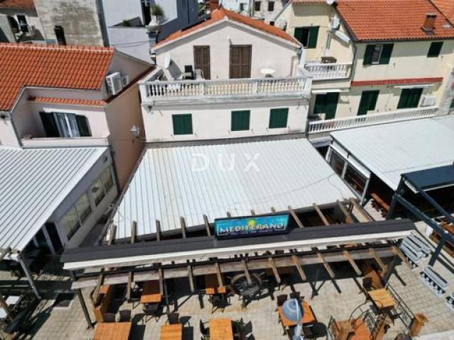 DALMACIJA, VODICE - Ekskluzivna nekretnina na rivi, kuća s restoranom u 1. redu do mora