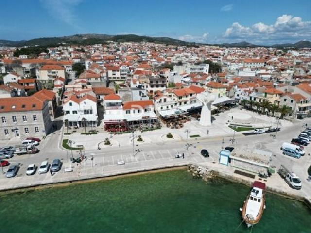 DALMACIJA, VODICE - Ekskluzivna nekretnina na rivi, kuća s restoranom u 1. redu do mora