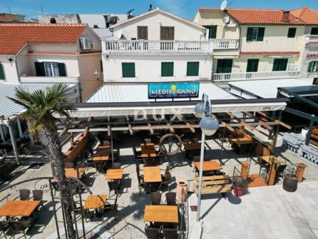 DALMACIJA, VODICE - Ekskluzivna nekretnina na rivi, kuća s restoranom u 1. redu do mora
