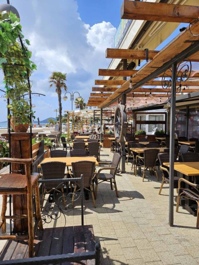 DALMACIJA, VODICE - Ekskluzivna nekretnina na rivi, kuća s restoranom u 1. redu do mora