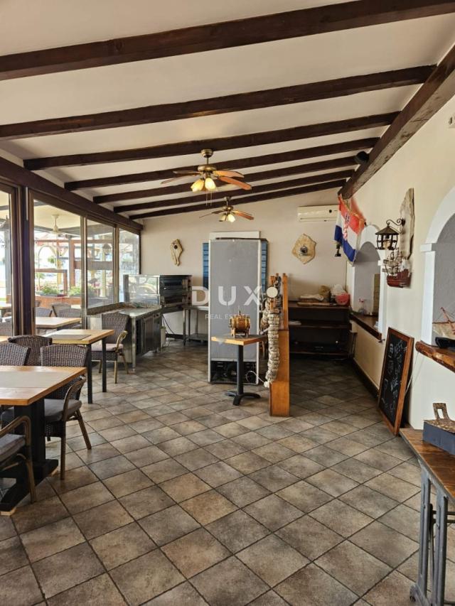 DALMACIJA, VODICE - Ekskluzivna nekretnina na rivi, kuća s restoranom u 1. redu do mora