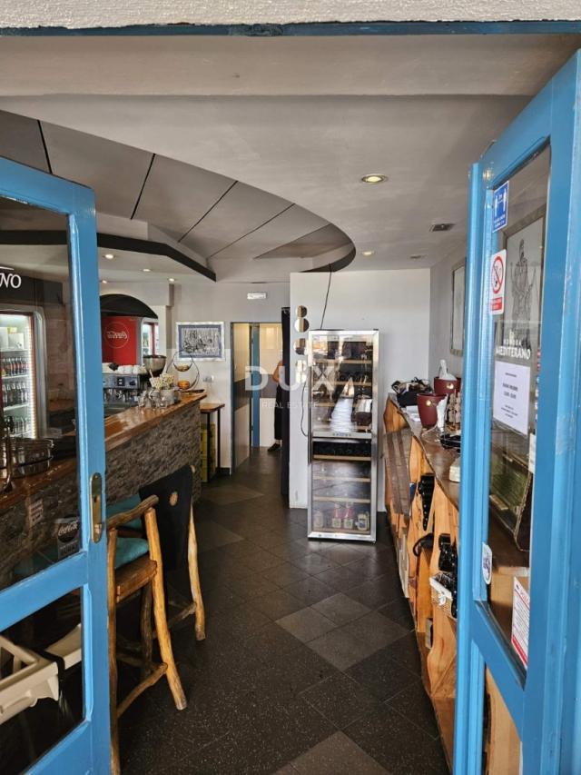 DALMACIJA, VODICE - Ekskluzivna nekretnina na rivi, kuća s restoranom u 1. redu do mora