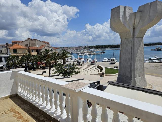 DALMACIJA, VODICE - Ekskluzivna nekretnina na rivi, kuća s restoranom u 1. redu do mora