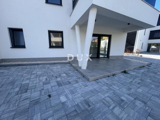 ŠIBENIK, VODICE – Stan u prizemlju sa 121 m² vrta, 2 parkinga, novogradnja