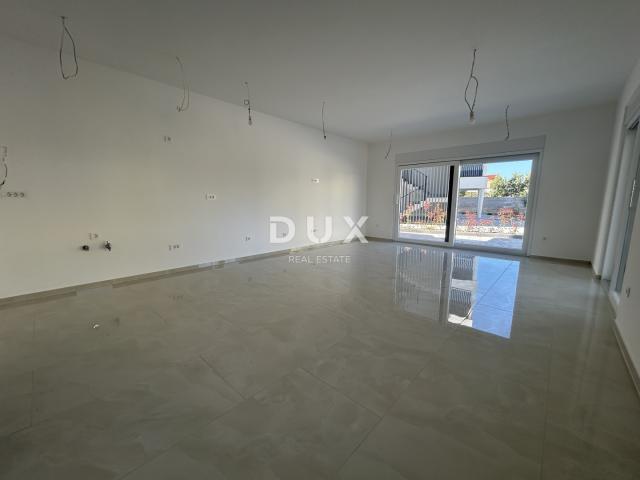 ŠIBENIK, VODICE – Stan u prizemlju sa 121 m² vrta, 2 parkinga, novogradnja
