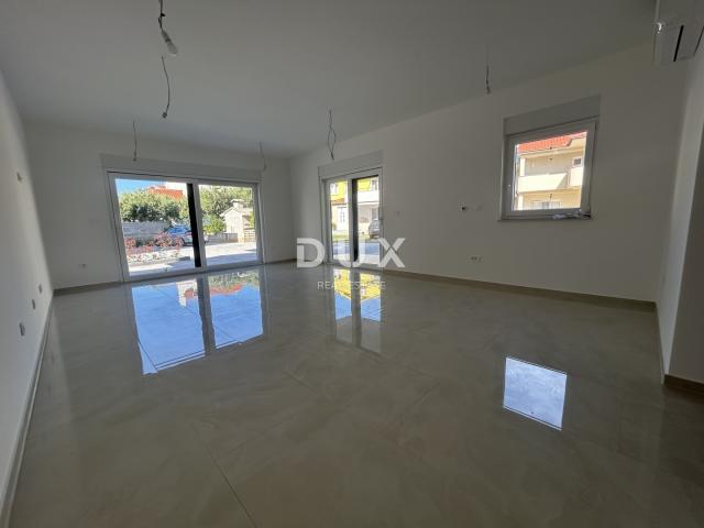 ŠIBENIK, VODICE – Stan u prizemlju sa 121 m² vrta, 2 parkinga, novogradnja