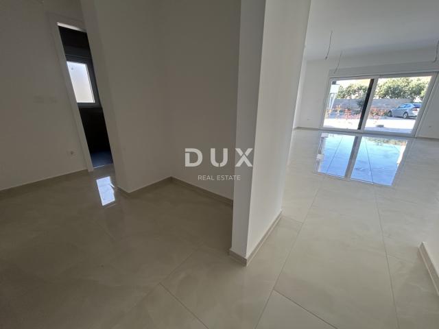 ŠIBENIK, VODICE – Stan u prizemlju sa 121 m² vrta, 2 parkinga, novogradnja