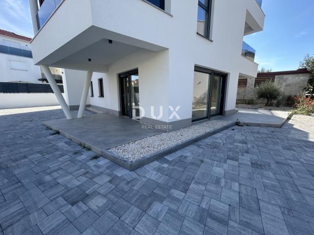 ŠIBENIK, VODICE – Stan u prizemlju sa 121 m² vrta, 2 parkinga, novogradnja