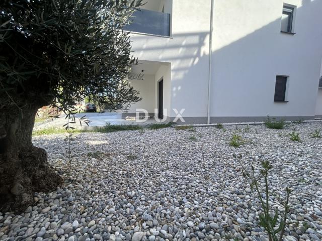 ŠIBENIK, VODICE – Stan u prizemlju sa 121 m² vrta, 2 parkinga, novogradnja