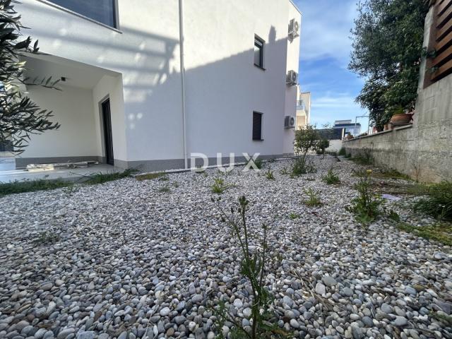 ŠIBENIK, VODICE – Stan u prizemlju sa 121 m² vrta, 2 parkinga, novogradnja