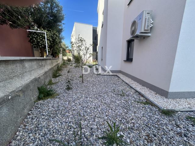 ŠIBENIK, VODICE – Stan u prizemlju sa 121 m² vrta, 2 parkinga, novogradnja