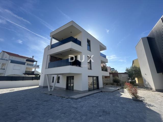 ŠIBENIK, VODICE – Stan u prizemlju sa 121 m² vrta, 2 parkinga, novogradnja
