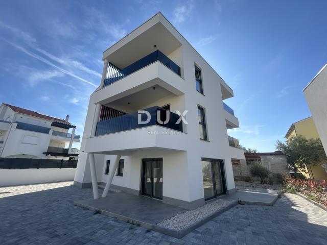 ŠIBENIK, VODICE – Zadnji kat, 2 terase, 2 parkinga, novogradnja