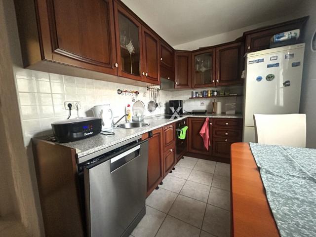 DALMACIJA, VODICE – Trosoban stan u prizemlju, 450m od plaže, parking, podrum, vrt