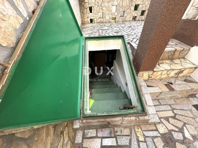 DALMACIJA, VODICE – Trosoban stan u prizemlju, 450m od plaže, parking, podrum, vrt
