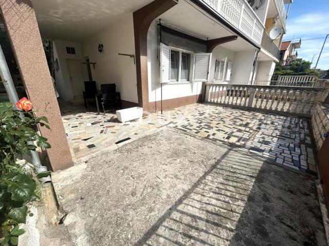 DALMACIJA, VODICE – Trosoban stan u prizemlju, 450m od plaže, parking, podrum, vrt