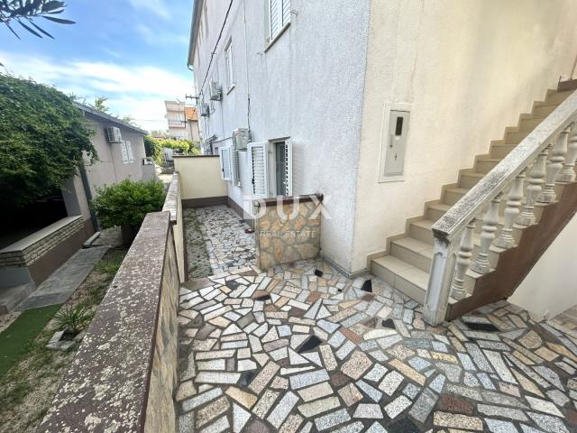 DALMACIJA, VODICE – Trosoban stan u prizemlju, 450m od plaže, parking, podrum, vrt
