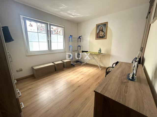 DALMACIJA, VODICE – Trosoban stan u prizemlju, 450m od plaže, parking, podrum, vrt