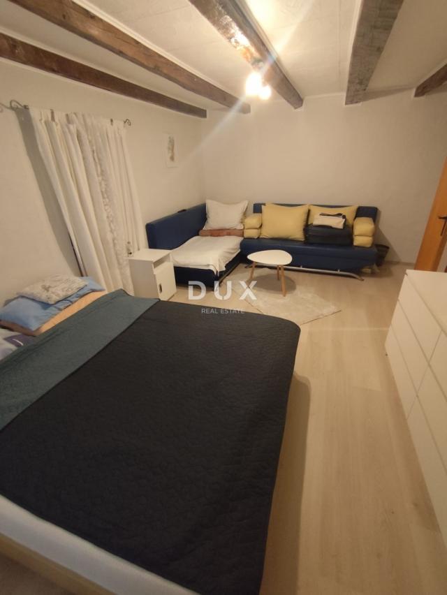 ŠIBENIK, PIROVAC – Kamena kuća u nizu s pogledom na more