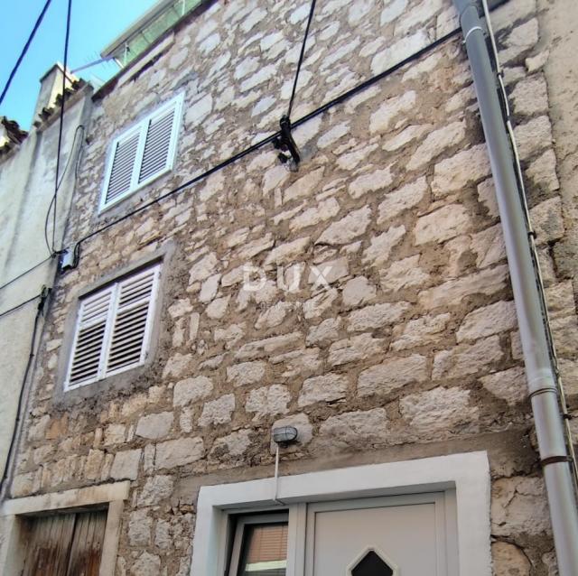 ŠIBENIK, PIROVAC – Kamena kuća u nizu s pogledom na more