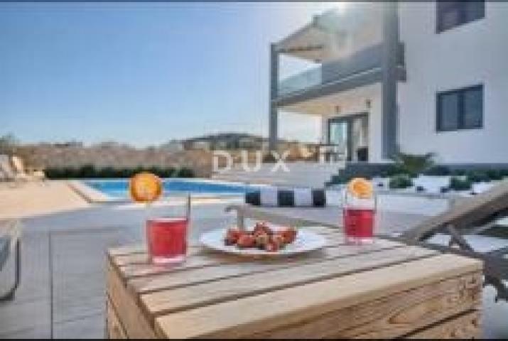 DALMACIJA, VODICE - Dugoročni najam moderne vile s bazenom i panoramskim pogledom