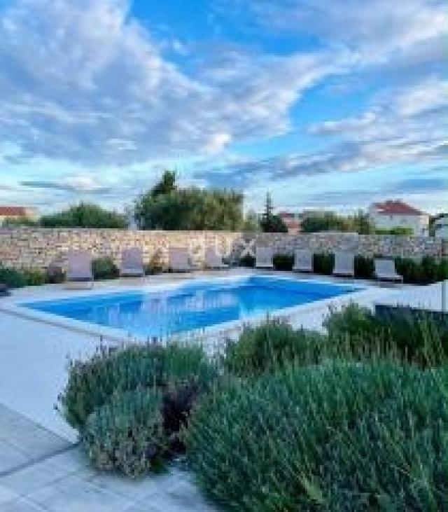DALMACIJA, VODICE - Dugoročni najam moderne vile s bazenom i panoramskim pogledom