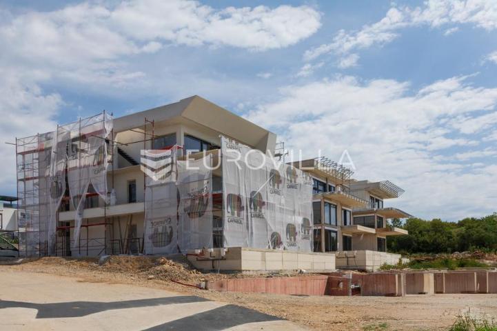 Krk, Njivice, dvosoban stan s dnevnim boravkom u novogradnji površine 80.70 m²