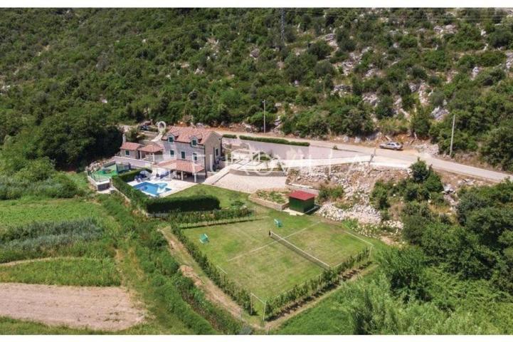 Metković, Desne, rustikalna vila na tri etaže
