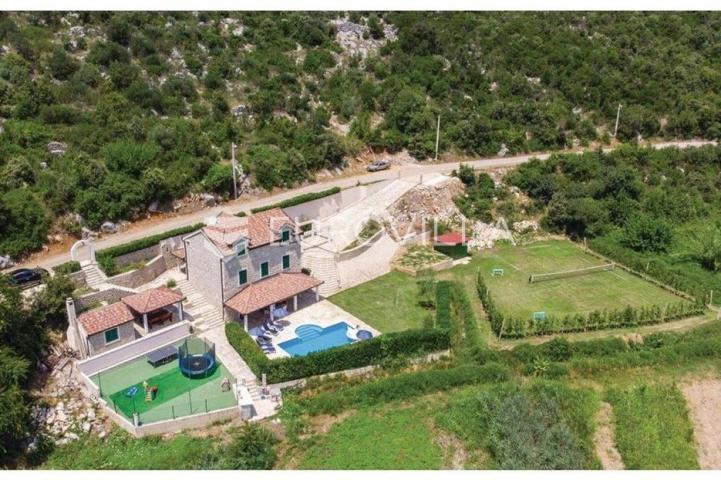 Metković, Desne, rustikalna vila na tri etaže