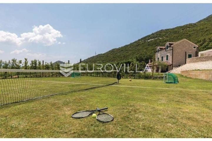 Metković, Desne, rustikalna vila na tri etaže