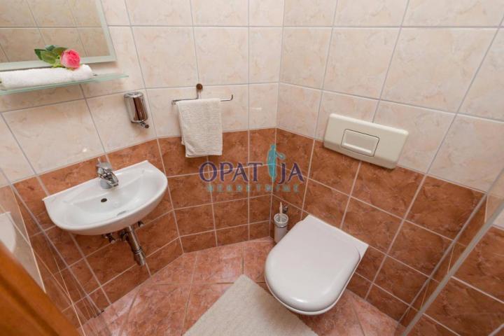 Opatija - prekrasan apartman s balkonom i bazenom