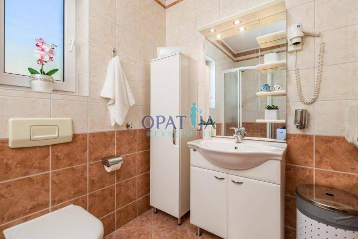 Opatija - prekrasan apartman s balkonom i bazenom