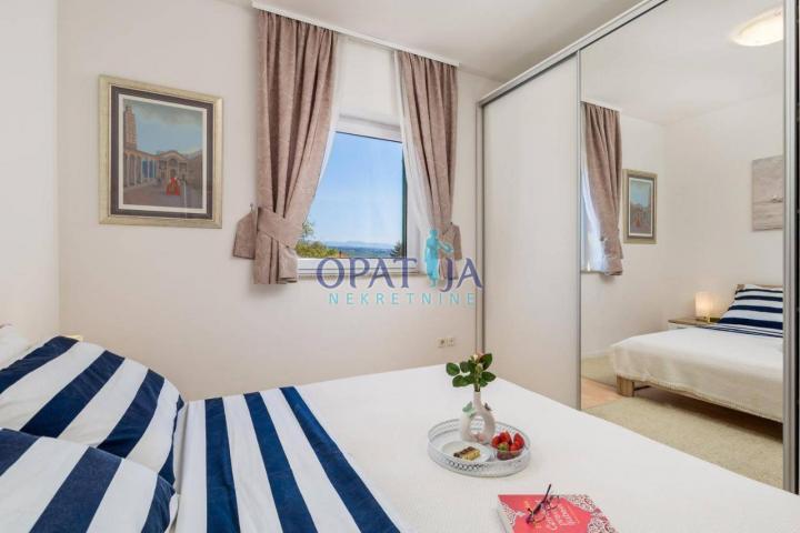 Opatija - prekrasan apartman s balkonom i bazenom