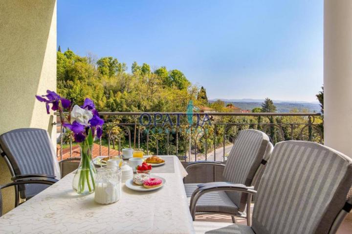 Opatija - prekrasan apartman s balkonom i bazenom