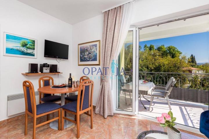 Opatija - prekrasan apartman s balkonom i bazenom