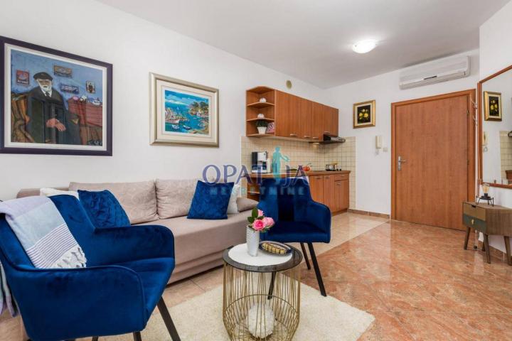Opatija - prekrasan apartman s balkonom i bazenom