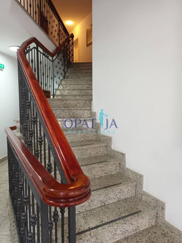 Opatija - prekrasan apartman s balkonom i bazenom