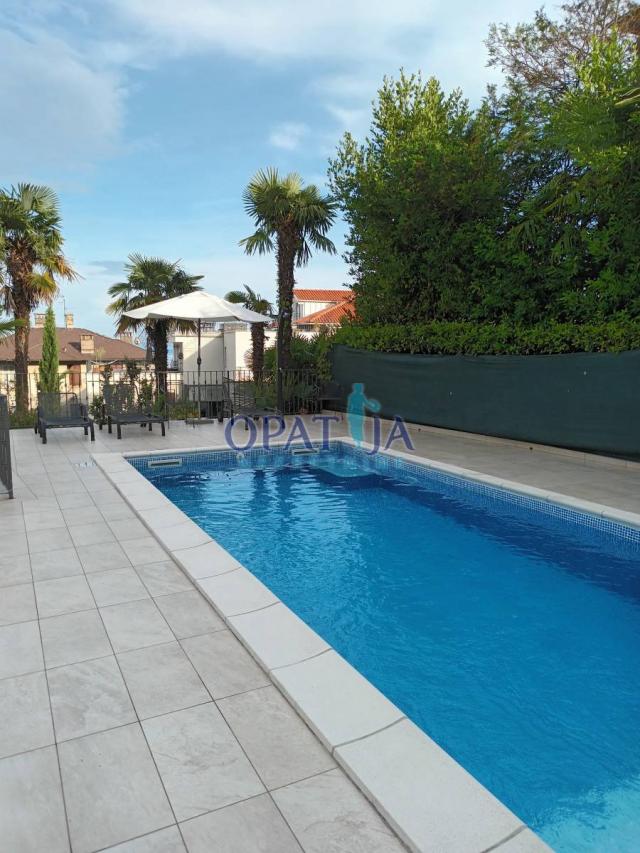 Opatija - prekrasan apartman s balkonom i bazenom
