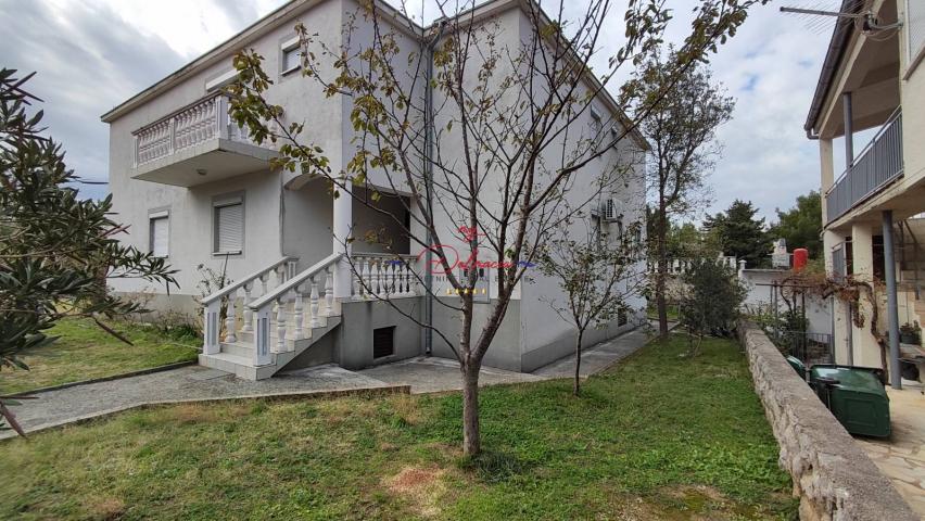 Starigrad, kuća sa podrumom i vrtom 140 m do mora
