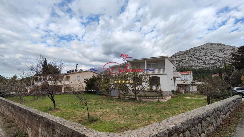 Starigrad, kuća sa podrumom i vrtom 140 m do mora