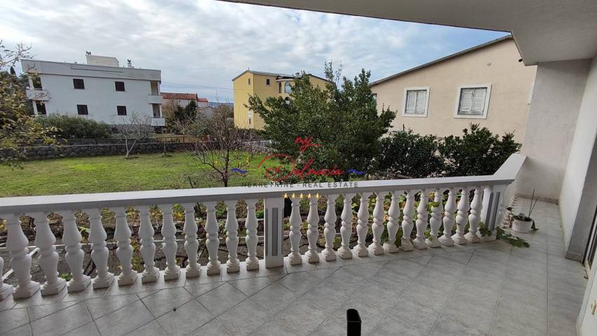 Starigrad, kuća sa podrumom i vrtom 140 m do mora