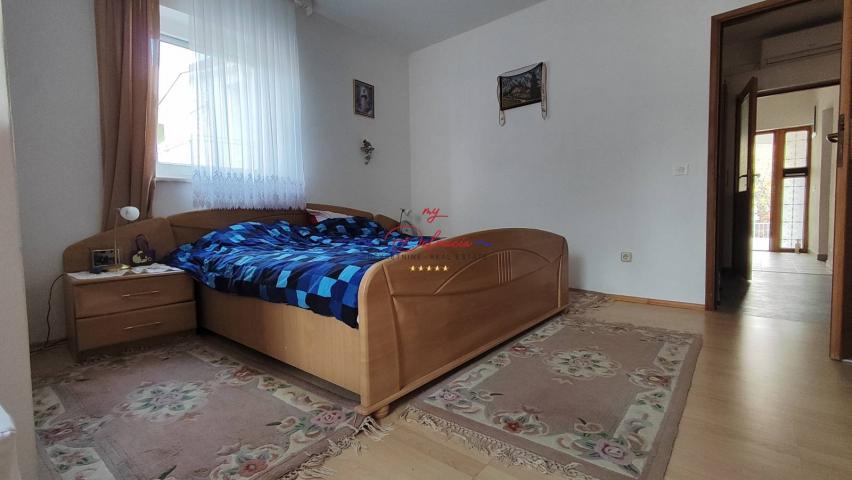 Starigrad, kuća sa podrumom i vrtom 140 m do mora