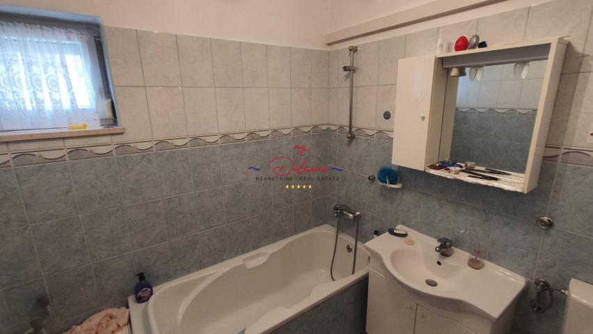 Starigrad, kuća sa podrumom i vrtom 140 m do mora