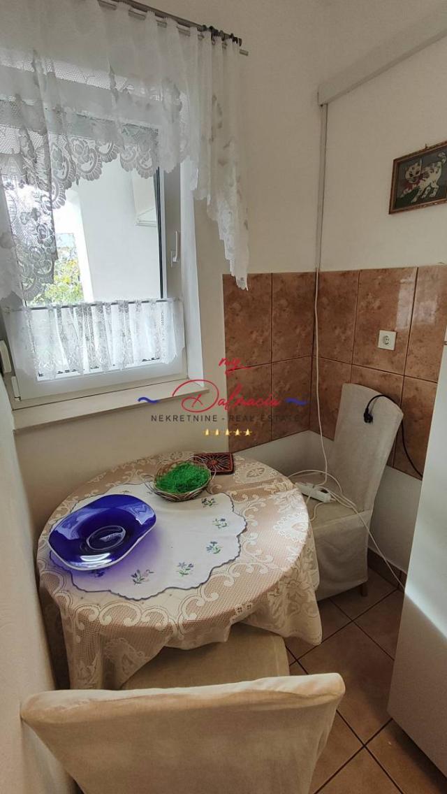 Starigrad, kuća sa podrumom i vrtom 140 m do mora