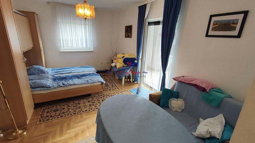 Starigrad, kuća sa podrumom i vrtom 140 m do mora