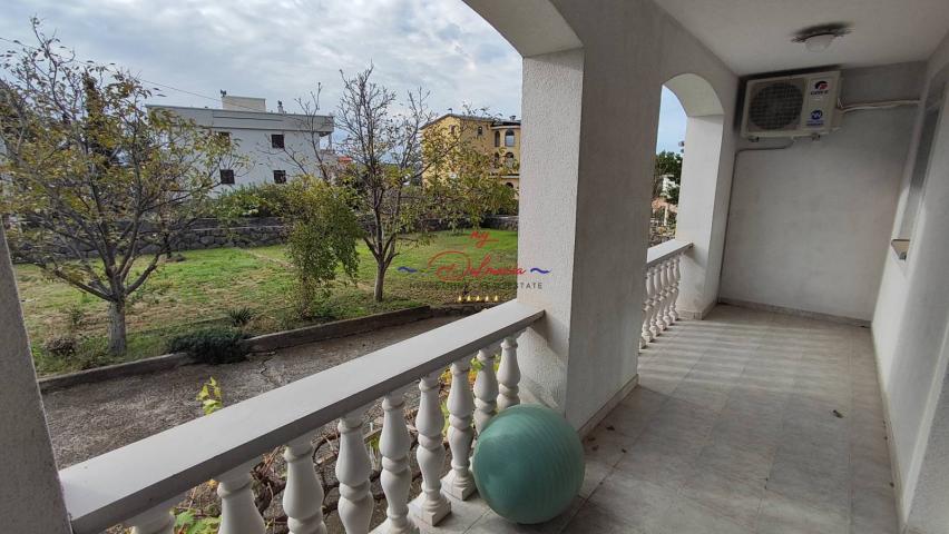 Starigrad, kuća sa podrumom i vrtom 140 m do mora