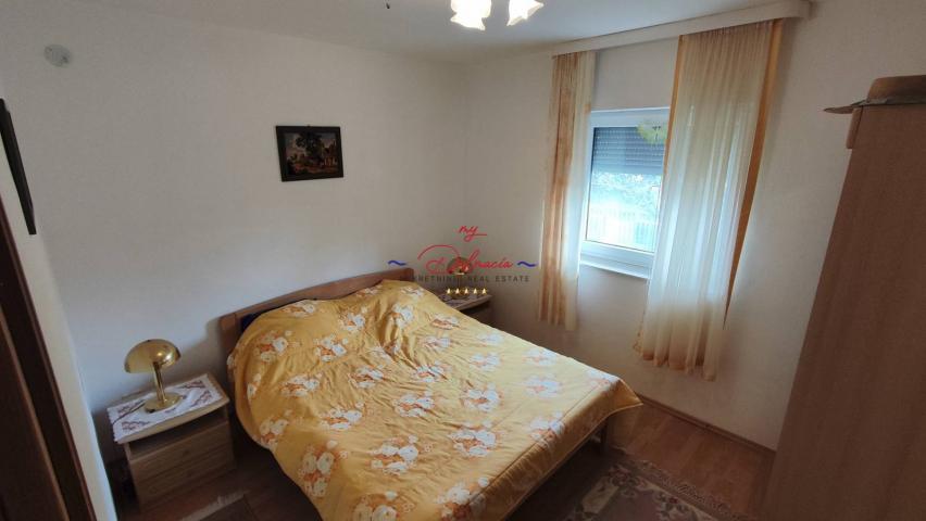 Starigrad, kuća sa podrumom i vrtom 140 m do mora